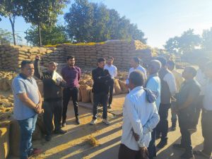 खाद्य संचालक जितेंद्र शुक्ला ने धान खरीदी केन्द्रों का लिया जायज़ा