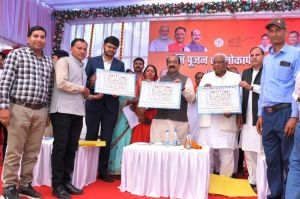  उप मुख्यमंत्री अरुण साव ने विभिन्न योजनाओं के हितग्राहियों को सौंपे चेक और चाबी