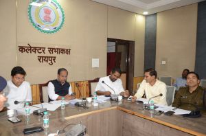  जिन प्रमुख मार्गाें में ट्रैफिक का दबाव ज्यादा और बाधित होने की समस्या, उन स्थानों का जल्द करें चयन: कलेक्टर डाॅ. सिंह