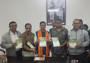  केंद्रीय मंत्री तोखन साहू ने वाइल्ड लाइफ पर केंद्रित टेबल बुक का किया विमोचन