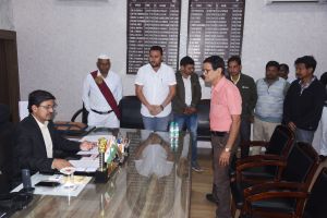  कलेक्टर ने जनदर्शन में सुनी कर्मचारियों की समस्याएं, निराकरण के दिए निर्देश 