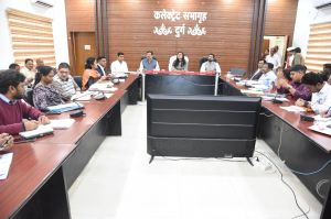  कार्यालय में लम्बे समय से अनुपस्थित कर्मचारियों की सेवाएं समाप्त की जाए- कलेक्टर सुश्री चौधरी