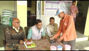  धान खरीदी केंद्रों में माइक्रो एटीएम की सुविधा मिलने से खुश हैं किसान 