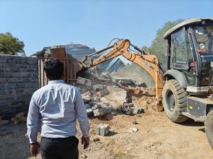 ग्रामीण क्षेत्रों में भी अतिक्रमण पर चला प्रशासन का बुलडोजर ग्रामीण क्षेत्रों में भी अतिक्रमण पर चला प्रशासन का बुलडोजर