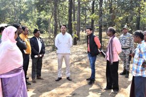 कलेक्टर ने परसोदा में स्टाॅप डेम कम रपटा का किया निरीक्षण कलेक्टर ने परसोदा में स्टाॅप डेम कम रपटा का किया निरीक्षण