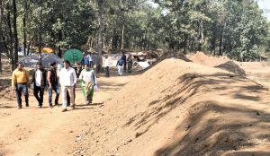 कलेक्टर ने पेटेचुवा पहुँचकर मनरेगा अंतर्गत निर्माणाधीन चेकडेम का किया निरीक्षण कलेक्टर ने पेटेचुवा पहुँचकर मनरेगा अंतर्गत निर्माणाधीन चेकडेम का किया निरीक्षण