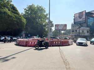 मुख्यमंत्री विष्णुदेव साय के निर्देश पर राजधानी की यातायात हो रही सुगम मुख्यमंत्री विष्णुदेव साय के निर्देश पर राजधानी की यातायात हो रही सुगम