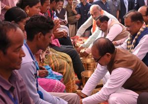 आवास योजना के लाभार्थियों का पांव पखार कर केंद्रीय मंत्रीशिवराज चौहान और मुख्यमंत्री श्री साय ने किया अभिनंदन आवास योजना के लाभार्थियों का पांव पखार कर केंद्रीय मंत्रीशिवराज चौहान और मुख्यमंत्री श्री साय ने किया अभिनंदन