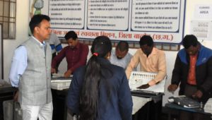 कलेक्टर एवं जिला निर्वाचन अधिकारी ने किया एफएलसी के कार्य का अवलोकन कलेक्टर एवं जिला निर्वाचन अधिकारी ने किया एफएलसी के कार्य का अवलोकन