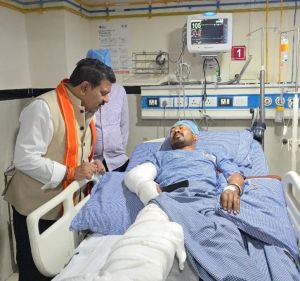 उपमुख्यमंत्री विजय शर्मा ने घायल जवानों से की मुलाकात, उनके शीघ्र स्वस्थ होने की कामना की उपमुख्यमंत्री विजय शर्मा ने घायल जवानों से की मुलाकात, उनके शीघ्र स्वस्थ होने की कामना की