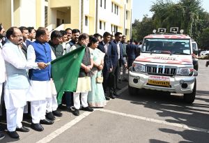 मुख्यमंत्री ने 'टीम प्रहरी' के छह वाहनों को हरी झंडी दिखाकर रवाना किया