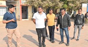 जोन आयुक्त के साथ मतदान केन्द्रो का निरीक्षण करने पहुंचे-आयुक्त 