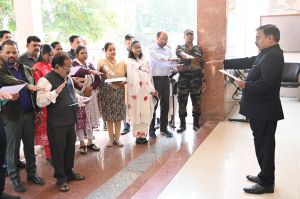  संभागायुक्त एवं कलेक्टर ने मतदाता दिवस पर अधिकारी-कर्मचारियों को दिलाई शपथ