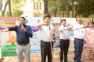 कलेक्टोरेट के अधिकारियों एवं कर्मचारियों ने ली मतदाता शपथ कलेक्टोरेट के अधिकारियों एवं कर्मचारियों ने ली मतदाता शपथ