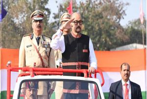 राज्यपाल रमेन डेका द्वारा रायपुर में ध्वजारोहण किया गया राज्यपाल रमेन डेका द्वारा रायपुर में ध्वजारोहण किया गया