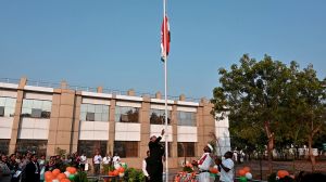 कलेक्टर ने संयुक्त जिला कार्यालय में फहराया तिरंगा कलेक्टर ने संयुक्त जिला कार्यालय में फहराया तिरंगा