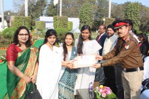 76वें गणतंत्र दिवस पर कुलपति डॉ. चंदेल ने तिरंगा फहराया और परेड की सलामी ली 76वें गणतंत्र दिवस पर कुलपति डॉ. चंदेल ने तिरंगा फहराया और परेड की सलामी ली