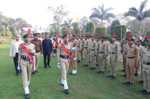 *76वें गणतंत्र दिवस पर कुलपति डॉ. चंदेल ने तिरंगा फहराया और परेड की सलामी ली