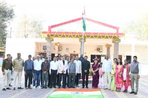 संभागायुक्त कार्यालय में फहराया गया तिरंगा संभागायुक्त कार्यालय में फहराया गया तिरंगा