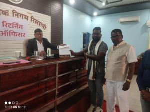 रिटर्निग आफिसर राजीव कुमार पाण्डेय के पास प्रथम नामांकन जमा किया गया रिटर्निग आफिसर राजीव कुमार पाण्डेय के पास प्रथम नामांकन जमा किया गया