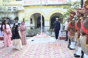 कलेक्टर डॉ गौरव सिंह ने कलेक्टोरेट में किया ध्वजारोहण कलेक्टर डॉ गौरव सिंह ने कलेक्टोरेट में किया ध्वजारोहण