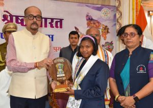 राष्ट्रीय बाल पुरस्कार प्राप्त हेमबती का राजभवन में सम्मान राष्ट्रीय बाल पुरस्कार प्राप्त हेमबती का राजभवन में सम्मान