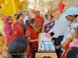 ईवीएम का वार्डों में प्रदर्शन, लोगों में दिखा उत्साह