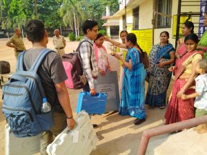 मतदान दलों का केंद्र में हुआ स्वागत मतदान दलों का केंद्र में हुआ स्वागत