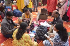 मतदान दल वाहन को हरी झंडी दिखाकर की गई रवाना मतदान दल वाहन को हरी झंडी दिखाकर की गई रवाना