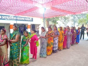  ब्रेकिंग... ग्राम सरकार चुनने मतदाताओं में दिख रहा उत्साह