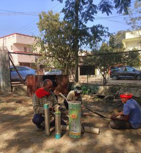 पौधो में पानी सिंचाई के लिए उद्यानों में स्थापित मोटर पम्प का संधारण