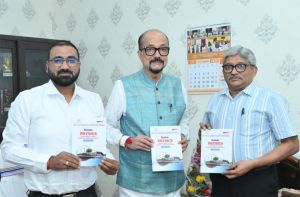 राज्यपाल डेका ने भौतिकी विषय पर लिखित पुस्तक का किया विमोचन 