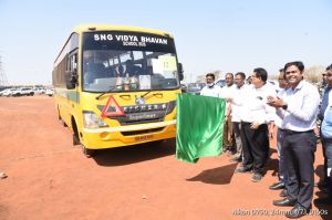 एडीएम अरविन्द एक्का ने मतदान दल वाहनों को हरी झंडी दिखा कर किया रवाना