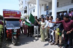 महापौर मीनल ने स्वास्थ्य विभाग की 5 टीमों को रवाना किया 