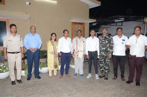 सेवानिवृत्त होने पर कलेक्टर ने नगर सैनिक तथा कलेक्टोरेट कर्मचारी को दी भावभीनी विदाई