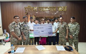  7 हार्डकोर नक्सलियों ने किया सरेंडर : एक दंपति भी शामिल, सभी पर था 32 लाख का इनाम 