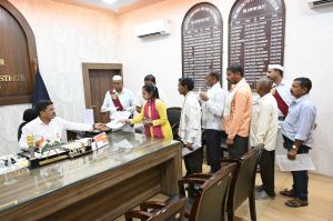 लगभग डेढ़ माह के अंतराल के बाद फिर शुरू हुआ जनदर्शन, कलेक्टर ने सुनी लोगों की समस्याएं लगभग डेढ़ माह के अंतराल के बाद फिर शुरू हुआ जनदर्शन, कलेक्टर ने सुनी लोगों की समस्याएं