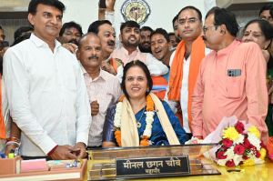 नवनिर्वाचित महापौर मीनल चौबे ने नगर निगम मुख्यालय पहुंचकर शंख ध्वनि के मध्य पदभार सम्हाला नवनिर्वाचित महापौर मीनल चौबे ने नगर निगम मुख्यालय पहुंचकर शंख ध्वनि के मध्य पदभार सम्हाला