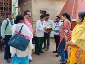 खुर्सीपार क्षेत्र वार्ड 42 में स्वास्थ्य टीम ने किया दौरा खुर्सीपार क्षेत्र वार्ड 42 में स्वास्थ्य टीम ने किया दौरा