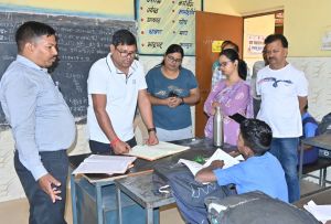 निगम आयुक्त रामनगर शासकीय पूर्व माध्यमिक शाला का औचक निरीक्षण करने पहुंचे निगम आयुक्त रामनगर शासकीय पूर्व माध्यमिक शाला का औचक निरीक्षण करने पहुंचे