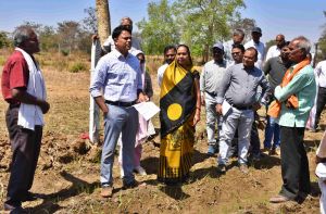 कलेक्टर ने मिर्रीटोला पुरूर में धान के बदले अन्य फसल उत्पादन के कार्य एवं पुराना तालाब का किया अवलोकन कलेक्टर ने मिर्रीटोला पुरूर में धान के बदले अन्य फसल उत्पादन के कार्य एवं पुराना तालाब का किया अवलोकन