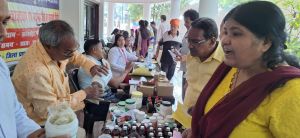 कलेक्टर अवनीश शरण ने शिविर में कराई सेहत की जांच