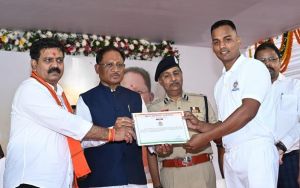  मुख्यमंत्री ने उप निरीक्षक संवर्ग में चयनित अभ्यर्थियों को प्रदान किया नियुक्ति पत्र