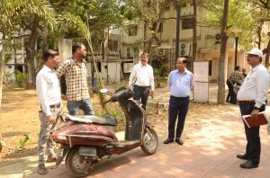 बिना हेलमेट वाहन चला रहे लोगों को कलेक्टर डॉ. गौरव सिंह ने रोका, दी समझाइश