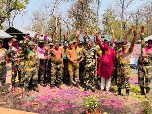 कमांड मुख्यालय सीमा सुरक्षा बल छत्तीसगढ़ ने अपने जवानों के साथ तालाबेड़ा कैम्प में धूमधाम से होली का त्योहार मनाया कमांड मुख्यालय सीमा सुरक्षा बल छत्तीसगढ़ ने अपने जवानों के साथ तालाबेड़ा कैम्प में धूमधाम से होली का त्योहार मनाया