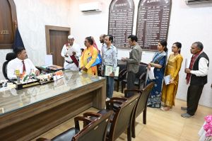 कलेक्टर ने जनदर्शन में सुनी लोगों की समस्याएं कलेक्टर ने जनदर्शन में सुनी लोगों की समस्याएं