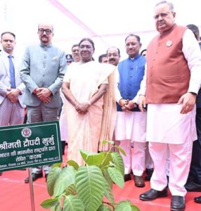 राष्ट्रपति द्रौपदी मुर्मु ने विधानसभा परिसर में किया कदम्ब का पौधरोपण राष्ट्रपति द्रौपदी मुर्मु ने विधानसभा परिसर में किया कदम्ब का पौधरोपण