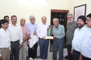 वरिष्ठ साहित्यकार विनोद कुमार शुक्ल का कृषि विश्वविद्यालय परिवार ने किया अभिनंदन वरिष्ठ साहित्यकार विनोद कुमार शुक्ल का कृषि विश्वविद्यालय परिवार ने किया अभिनंदन