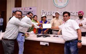 टीबी रोग उन्मूलन के क्षेत्र में उत्कृष्ट कार्य करने वाले स्वास्थ्य कार्यकर्ताओं एवं निक्षय मित्रों का किया गया सम्मान टीबी रोग उन्मूलन के क्षेत्र में उत्कृष्ट कार्य करने वाले स्वास्थ्य कार्यकर्ताओं एवं निक्षय मित्रों का किया गया सम्मान