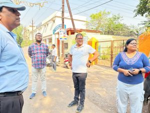 सांसद निधि एवं अधोसंरचना मद से निर्माणाधीन कार्यो का निरीक्षण करने पहुंचे आयुक्त